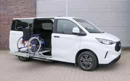 Ford Custom mit ausgefahrenem Kassettenlift K70 und Rollstuhl auf der Plattform.
