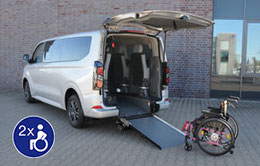 Ford Custom mit Heckausschnitt und ausgeklappter Auffahrrampe.