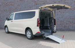 Ford Custom mit Heckausschnitt und ausgeklappter Auffahrrampe.