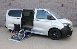 Ford Custom mit ausgefahrenem Kassettenlift K70 und Rollstuhl auf der Plattform.
