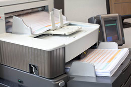 Mittels Hochleistungscanner werden Dokumente digitalisiert