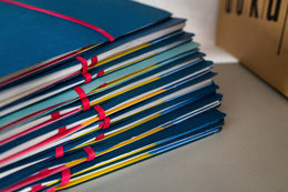 Ein Mitarbeiter scannt ein Bauplan ein