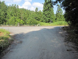 ⑥T字路になっている正面が月山方面からの大規模林道。左に曲がります（案内看板あり）