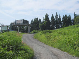 ②：スキー場のリフトの横を通ります。