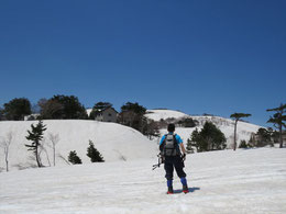 金山沢から1.5時間ほどで鳥原山の避難小屋へ。まだまだたっぷりの雪。