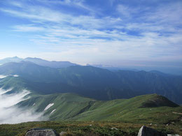 以東岳山頂より大朝日岳および縦走路を望む