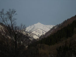 ▲翌朝には大朝日岳山頂が顔を見せてくれました。