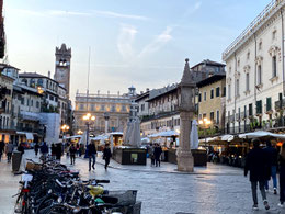balcone di Giulietta con tanti turisti