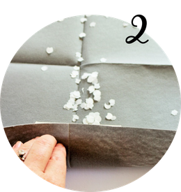 Bild: Eine schnelle last-minute Idee, um Halloween Süßigkeiten zu verpacken - als Knallbonbons mit Toilettenpapier-Rollen Upcycling und Servietten, inkl. Fledermaus Bastelvorlage; noch mehr DIY Ideen für Halloween gibt's auf www.partystories.de