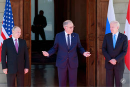 Bild: Ein Beispiel der weltweiten guten Dienste: Der Präsident der Schweizerischen Eidgenossenschaft, Bundespräsident Guy Parmelin, zwischen den Präsidenten Russlands und Amerika Vladimir Putin und Joe Biden (Genf, 17. Juni 2021) - Foto: Tagesanzeiger