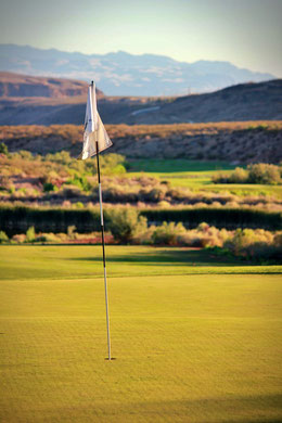 Fahnenstange auf Golfplatz