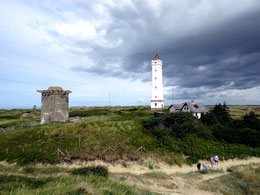 Sehenswürdigkeiten Dänemark: Der Leuchtturm Blåvandshuk in der Nähe von Esbjerg mitten auf den grasbewachsenen Dünen der dänischen Nordseeküste.