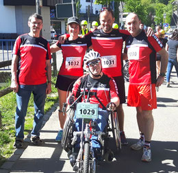 Vier Läufer und ein Handbiker