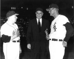 Nella foto al centro Ed Rommel primo arbitro con gli occhiali - Con lui Jimmy Dykes Manager degli Orioles e Paul Richards Manager dei White Sox