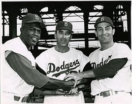 Sal Maglie al centro con Jackie Robinson a sinistra e Carl Furillo a destra con la maglia dei Brooklyn Dodgers