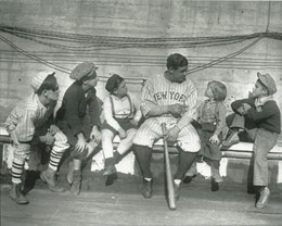 Nella foto Babe Ruth parla con alcuni ragazzi