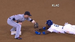 L'out contestato. Puig è salvo in seconda, ma su richiesta di instant replay viene chiamato out