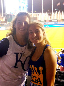 A sinistra Azzurra Baroncini e a destra Gloria Di Lauro alla partita tra White Sox e Royals presso lo stadio di Kansas City il 10 Agosto scorso