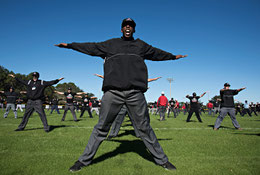 Nella foto Gerald Perry esegue il segnale di "safe" (ESPN.com)