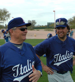 Nella foto Bill Holmberg con Mike Piazza (foto Oldmanagency/FIBS)