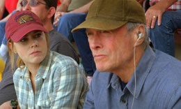 Nella foto Clint Eastwood nei panni di Gus Lobel assieme alla figlia Mickey