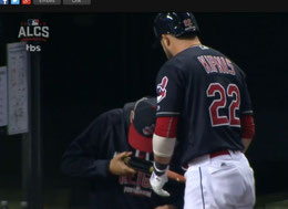 Nella foto Kipnis si fa baciare la mazza da Terry Francona (MLB.com)