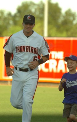 Nella foto Federico Castagnini, organizzazione Orioles, entra in campo accompagnato da un ragazzino