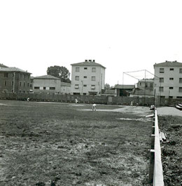 Nelle foto si vede il campo di Via della Grazia ancora in costruzione, ma con la opprimente rete di protezione di casa base.
