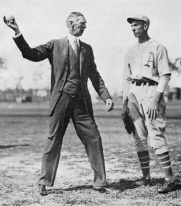 Nella foto Connie Mack, proprietario e manager dei Philadelphia Athletics, istruisce un suo lanciatore.