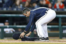 Nella foto Brad Ausmus si toglie la sudorina e protesta (PAUL SANCYA/AP)