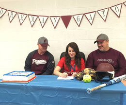 Nella foto Nadia Ballarin firma per la squadra di College Northest Texas Eagles per il campionato 2016