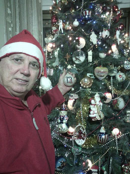 Nella foto Frankie Russo in stile natalizio