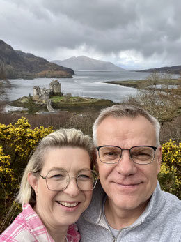 Paola und ich im Hintergrund Eilean Donon Castle Schottland