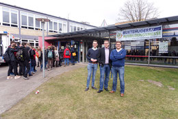 die drei Organisatoren: Niels Kohlhaase (JU), Alexander Krause (JU) und Achim Biesenbach (SJR) vor der Halepaghen-Schule - Foto: Kraushaar