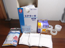 使用していたガーゼやテープなど 写真
