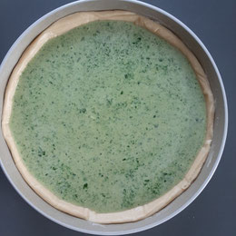 gefüllte Quiche vor dem Backen