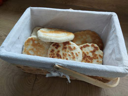 fertiges Naan im Brotkorb