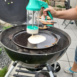 Teig auftragen mit dem Teigmische und -spender von Pampered Chef®
