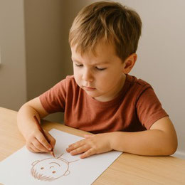 Enfant qui dessine - Christine Roman Lyon - Médium - Hypnose - Reiki