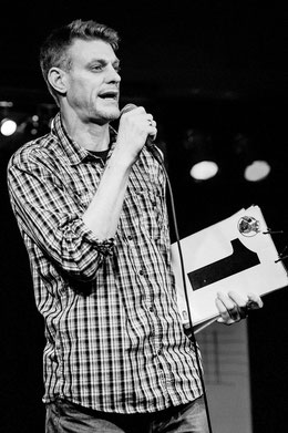Björn Högsdal bei der Moderation eines Poetry Slam
