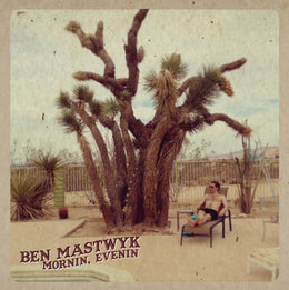 Ben Mastwyk aus Melbourne posiert am Pool des JT Inn auf dem Cover seiner 2015 erschienen LP "Mornin, Evenin"