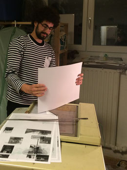 Max Westphal an der Arbeit an seinem Buch Waldfriedhof, das Fotos von Weihnachtsbäumen zeigt, die im öffentlichen Raum entsorgt wurden.
