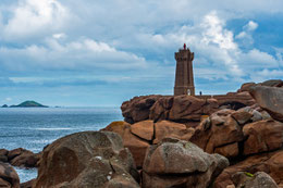 Der Leuchtturm Phare de Mean Ruz ist ein Wahrzeichen und ein beliebtes Fotomotiv n der Rosa Granitküste zwischen Trégastel und Ploumana'ch. 