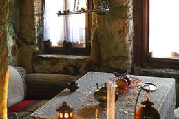 Blick in das Wohnzimmer einer Höhlenwohnung in Langenstein. 