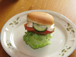 Hamburger mit Seitansteak und veganer Mayo