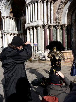 Die Maskenträger legen es daruf an, fotografiert zu werden.