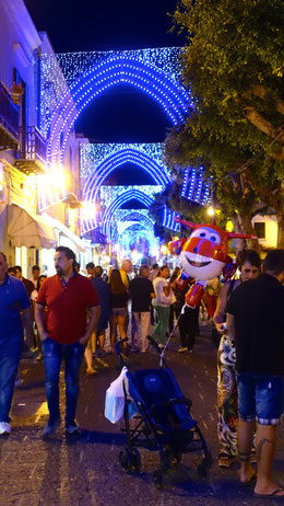 Hauptstraße von Forio bei Nacht und Festbeleuchtung