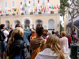 Capri-City ist traumhaft schön herausgeputzt und von April bis Oktober tagsüber heftig überlaufen.