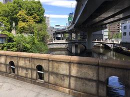 手前に鉄筋コンクリートの常盤橋   左上に渋沢栄一氏の銅像