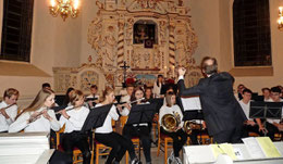 Mit vollem Einsatz leitet Thiemo Fröhlich das Weihnachtskonzert der Blasorchester und der Chor-AG der KGS.  Foto: Susanne Hanke